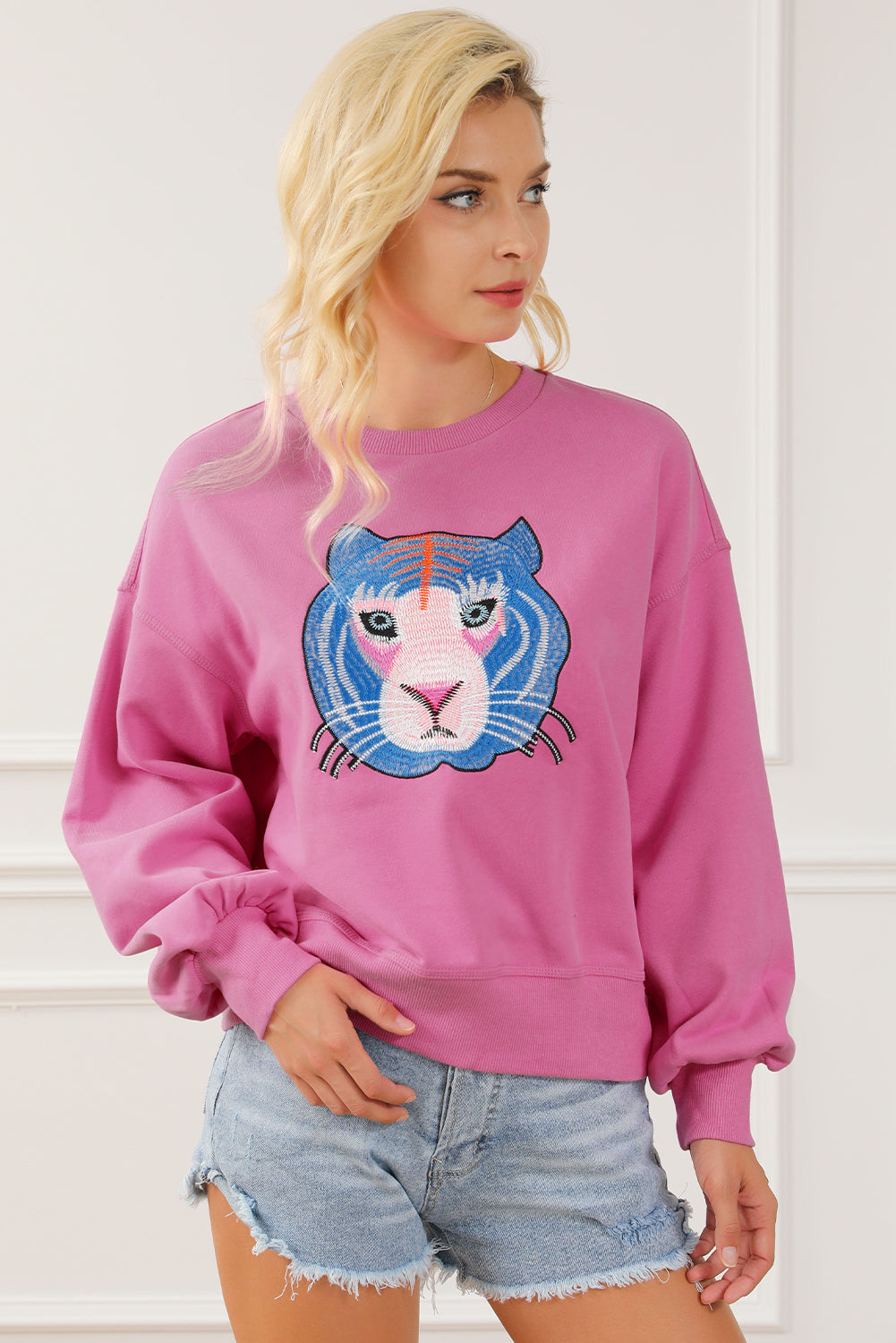 Elegantna roza tigrasta vezena puloverica za prosti čas
