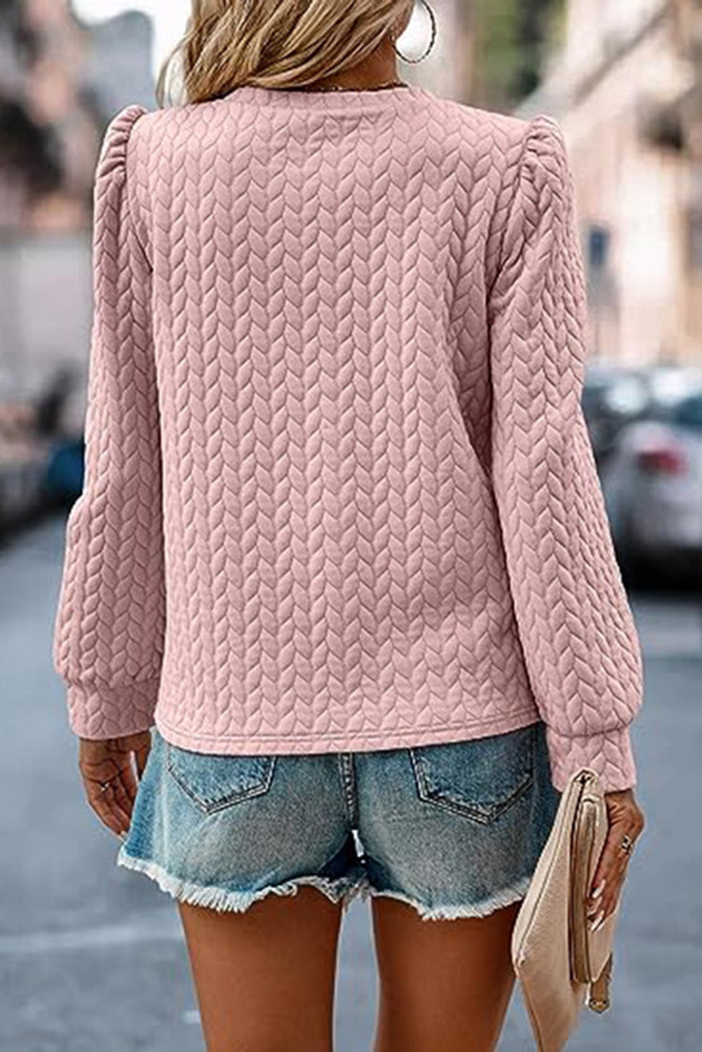 Hellrosa Sweatshirt mit Zopfmuster und Puffärmeln