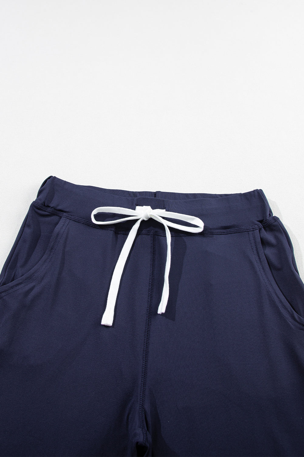 Pantalon de jogging bleu marine avec poches et cordon de serrage à la taille
