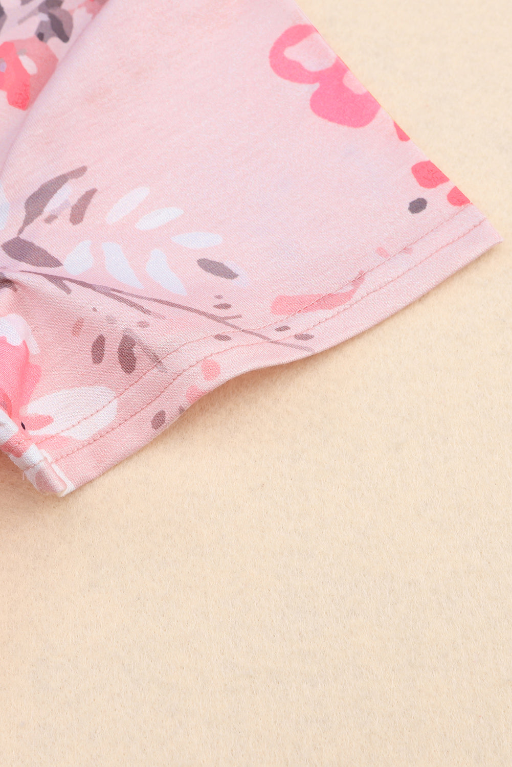 Rožnata majica s cvetličnim potiskom z V izrezom