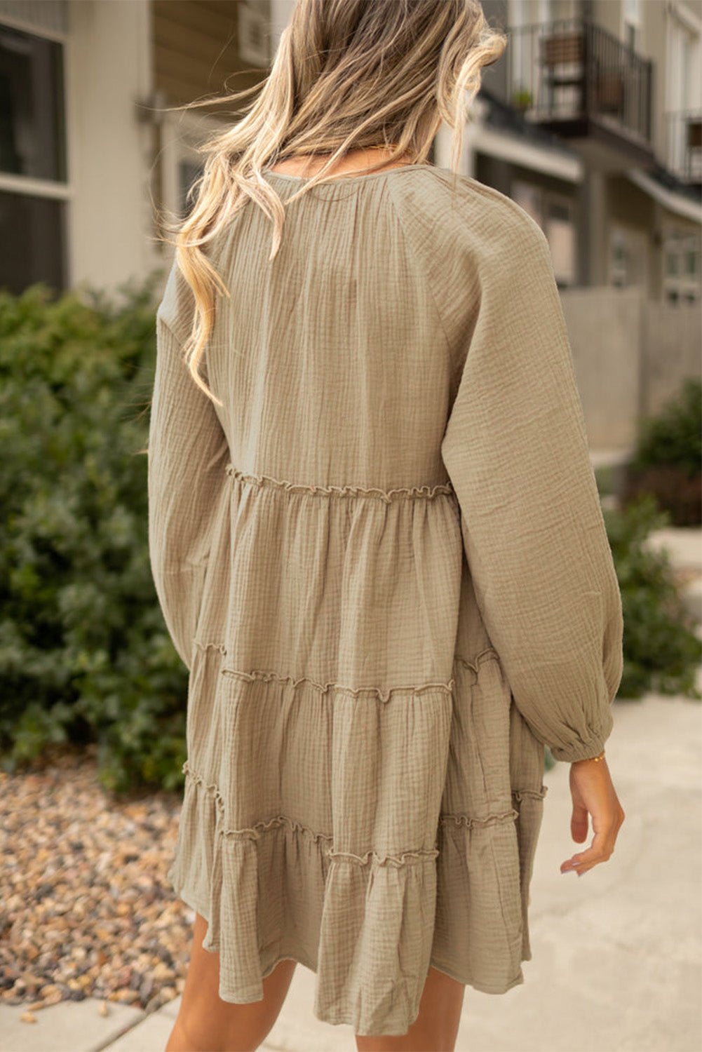Gestuftes Minikleid aus hellkhakifarbenem Baumwollkrepp mit V-Ausschnitt und Rüschen