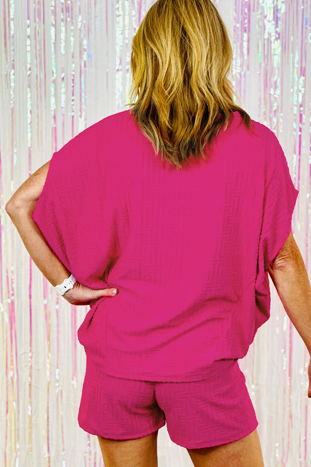 Rožnato rdeča teksturirana majica z dolgimi rokavi in ​​kratke hlače za večjo velikost