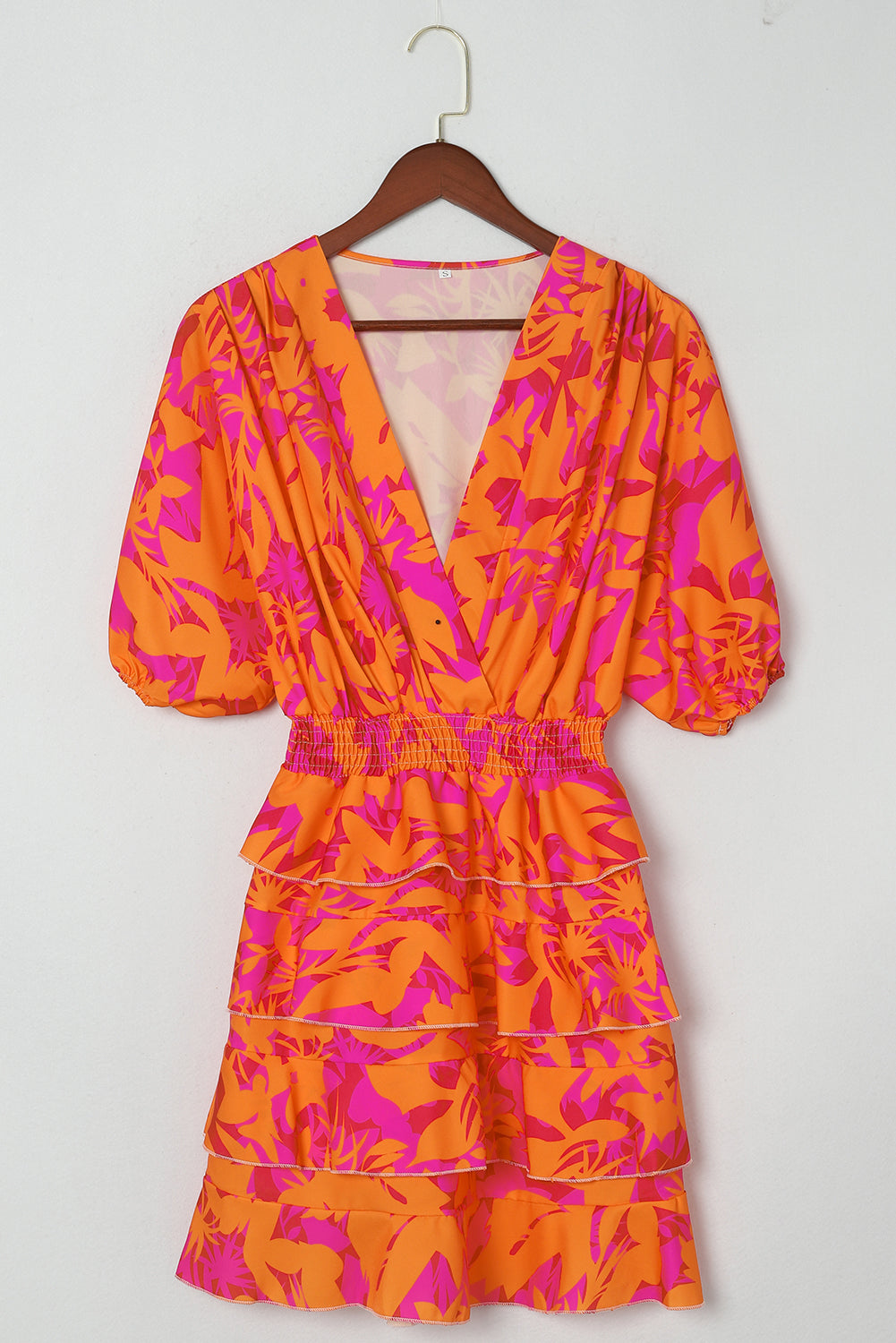 Višebojna mini haljina s naborima s cvjetnim printom i V izrezom s šišmiš rukavima
