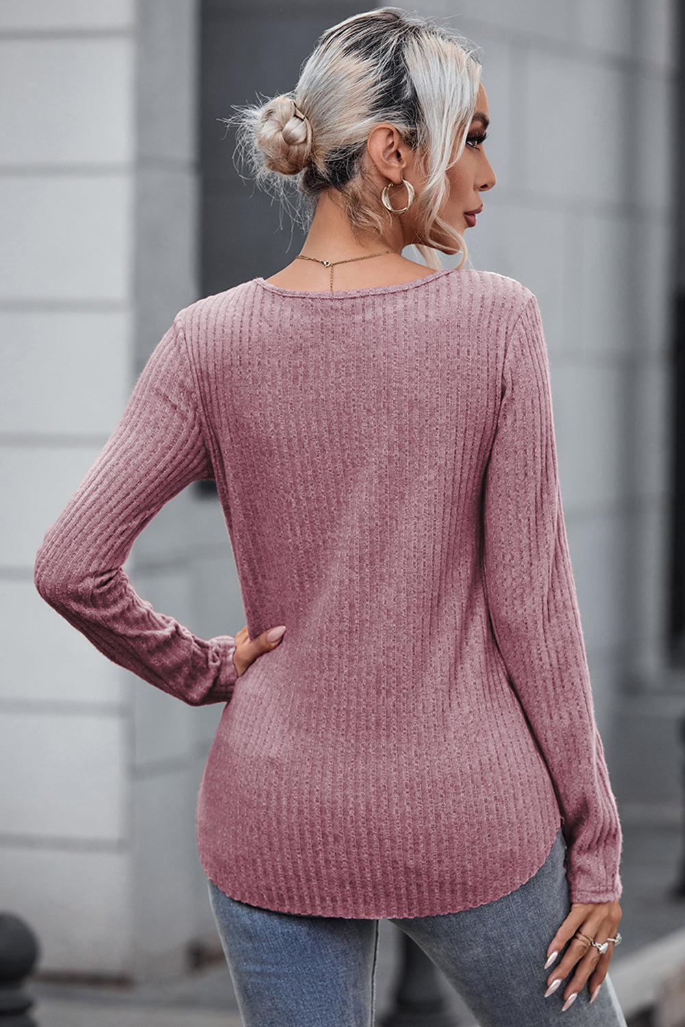 Rožnat rebrast pleten pulover s čipkastimi našitki na ramenih za prosti čas