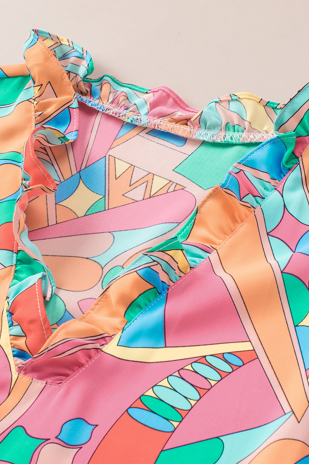Mehrfarbige Bluse mit abstraktem Geometrie-Print und Rüschen mit V-Ausschnitt