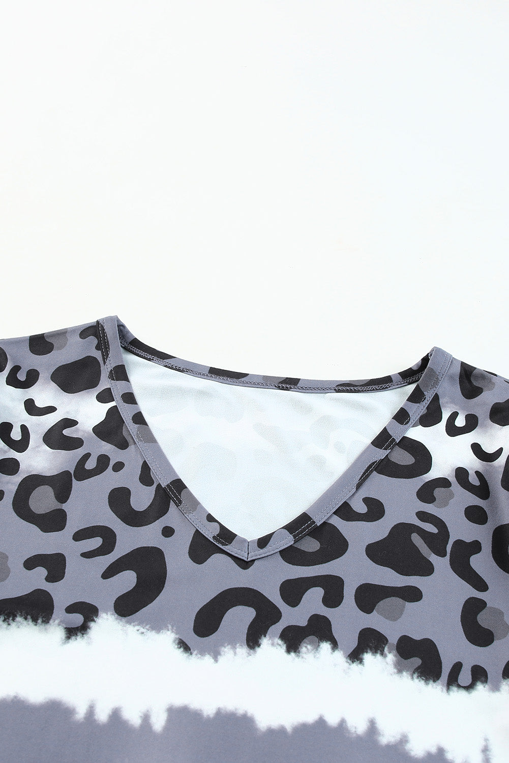 Haut gris à manches courtes et patchwork léopard tie-dye
