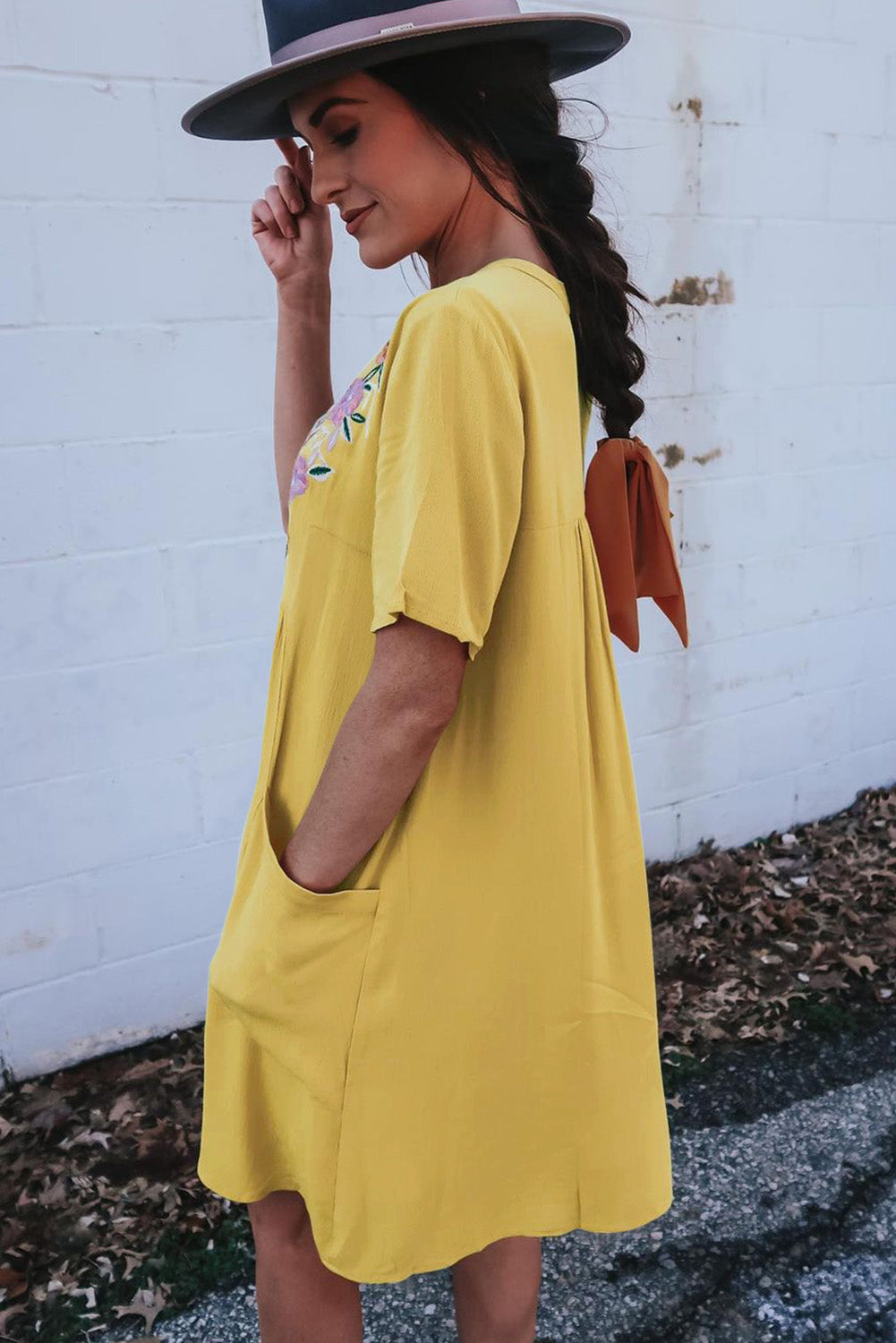 Gelbes Babydoll-Swingkleid mit geteiltem Ausschnitt und Blumenstickerei