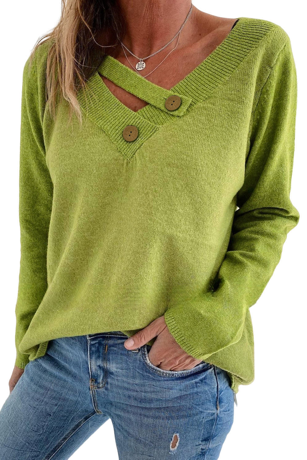 Enobarvni pulover z zelenim gumbom in v-izrezom