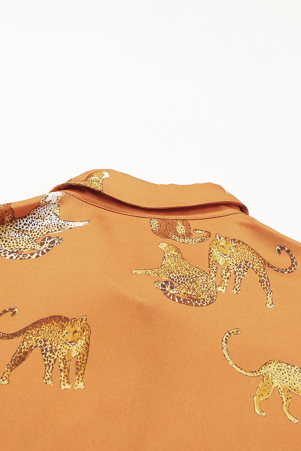 Robe chemise fendue boutonnée à imprimé guépard moutarde
