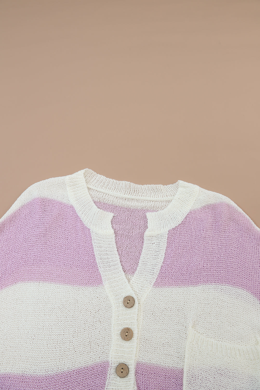 Maglione con collo diviso a coste e bottoni in maglia a righe rosa