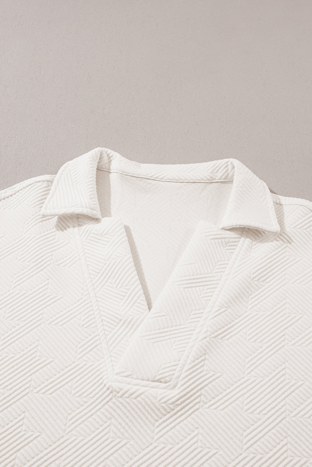 Bijela majica kratkih rukava s V izrezom i ovratnikom