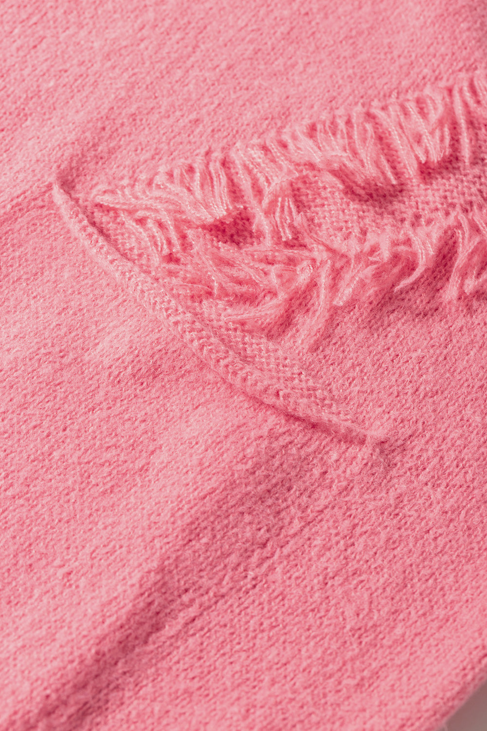 Ružičasti široki džemper s V izrezom i detaljima s resama