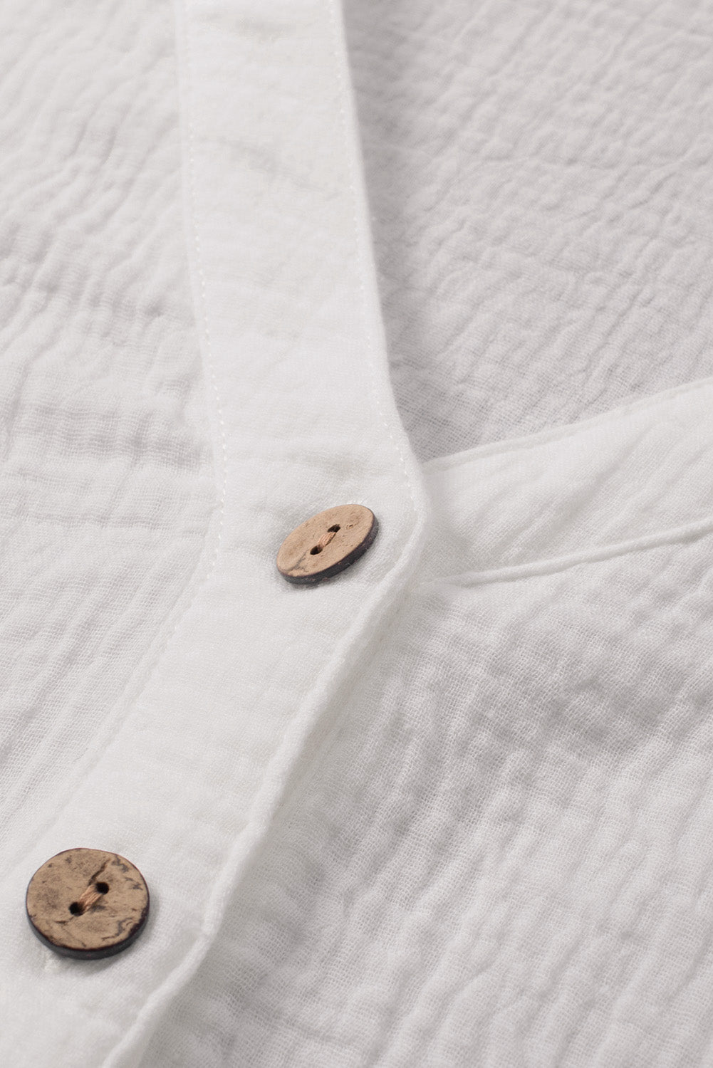 Weißes Hemd mit Umlegekragen, V-Ausschnitt und gekräuselten Bündchen