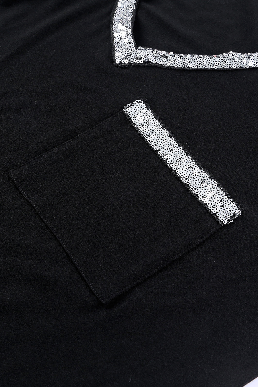 Schwarzes Plus-Size-T-Shirt mit Paillettenbesatz, V-Ausschnitt und Brusttasche
