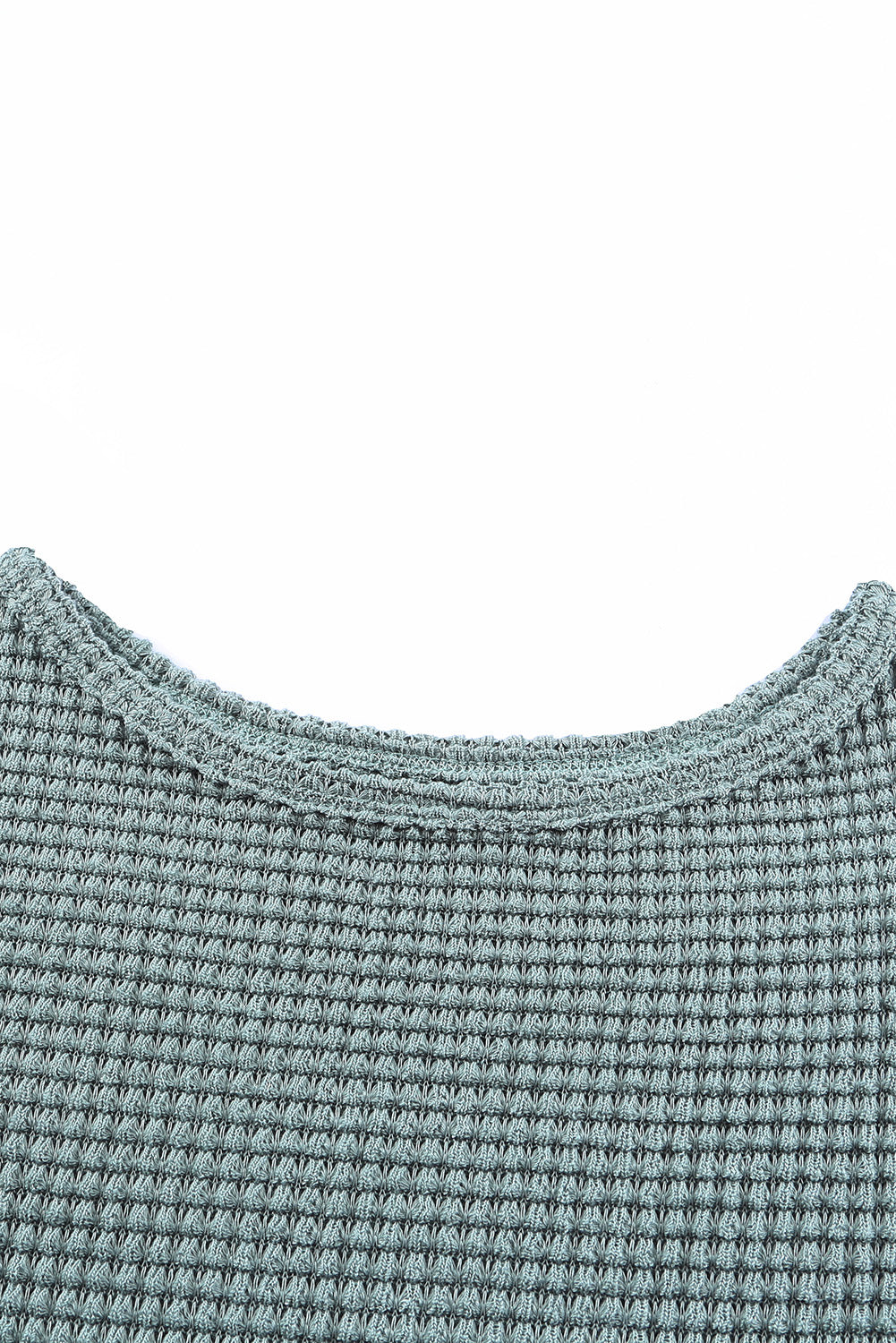 Tamno smeđa pletena majica s dugim rukavima spuštenih ramena