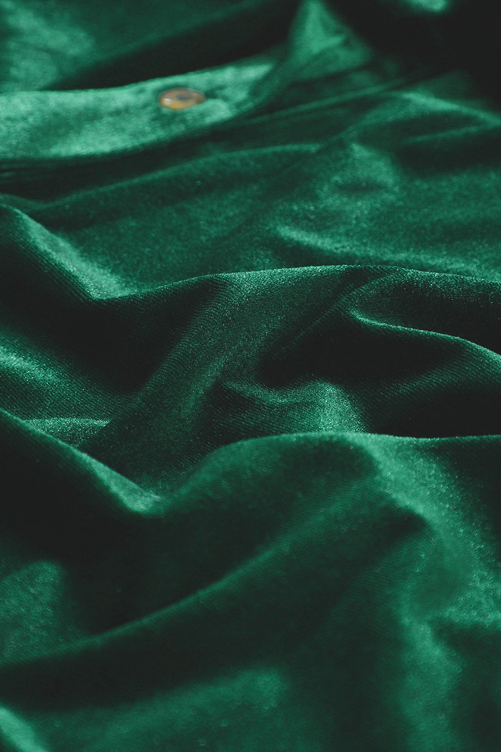 Robe verte boutonnée en velours à manches longues et à volants