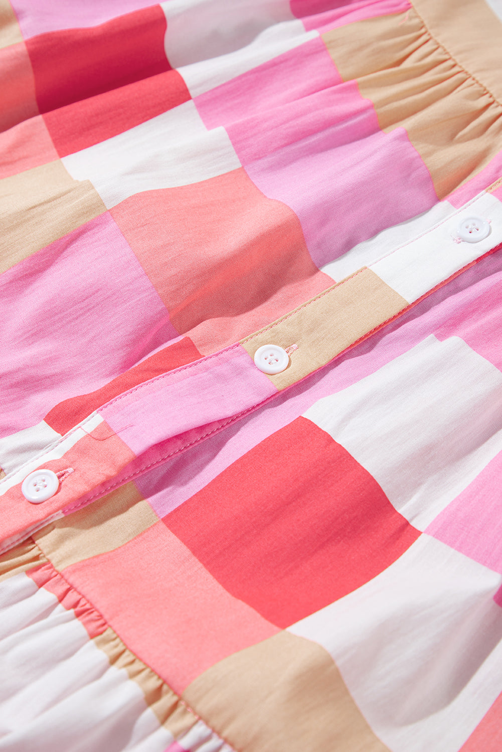 Rožnata večplastna obleka s karirastim potiskom in napihnjenimi rokavi