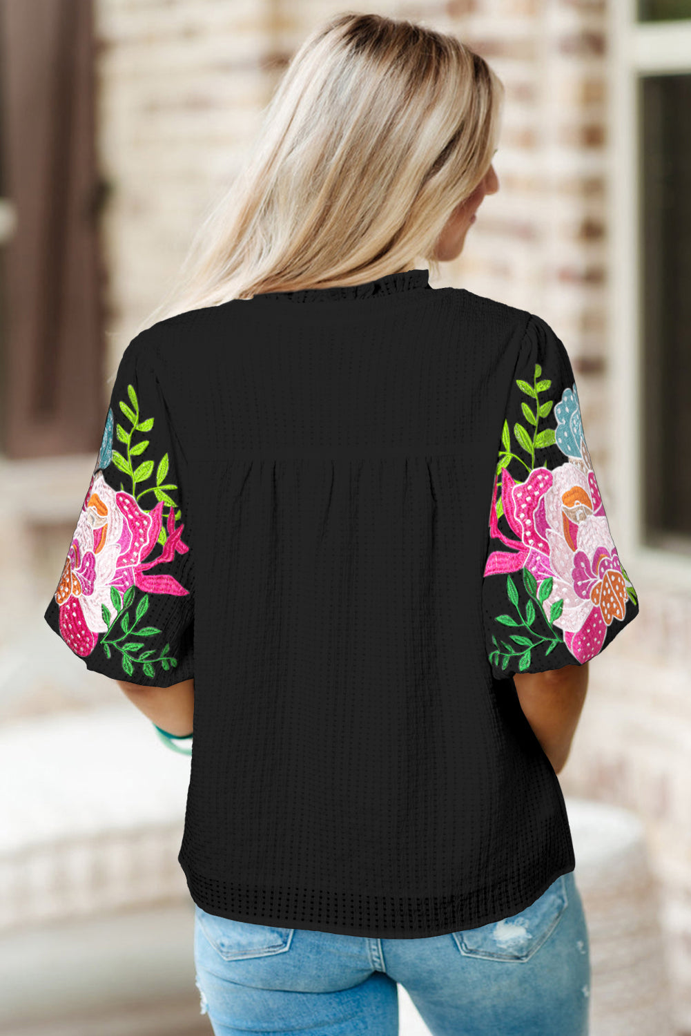 Crna cvjetno izvezena bluza s puf rukavima i urezanim vratom