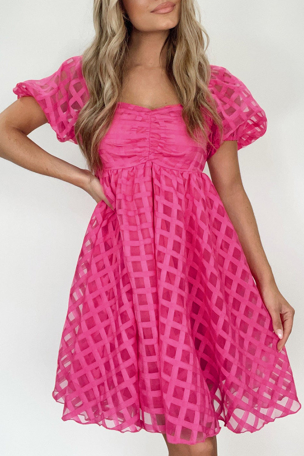 Jagodasto ružičasta karirana Babydoll haljina s puf rukavima