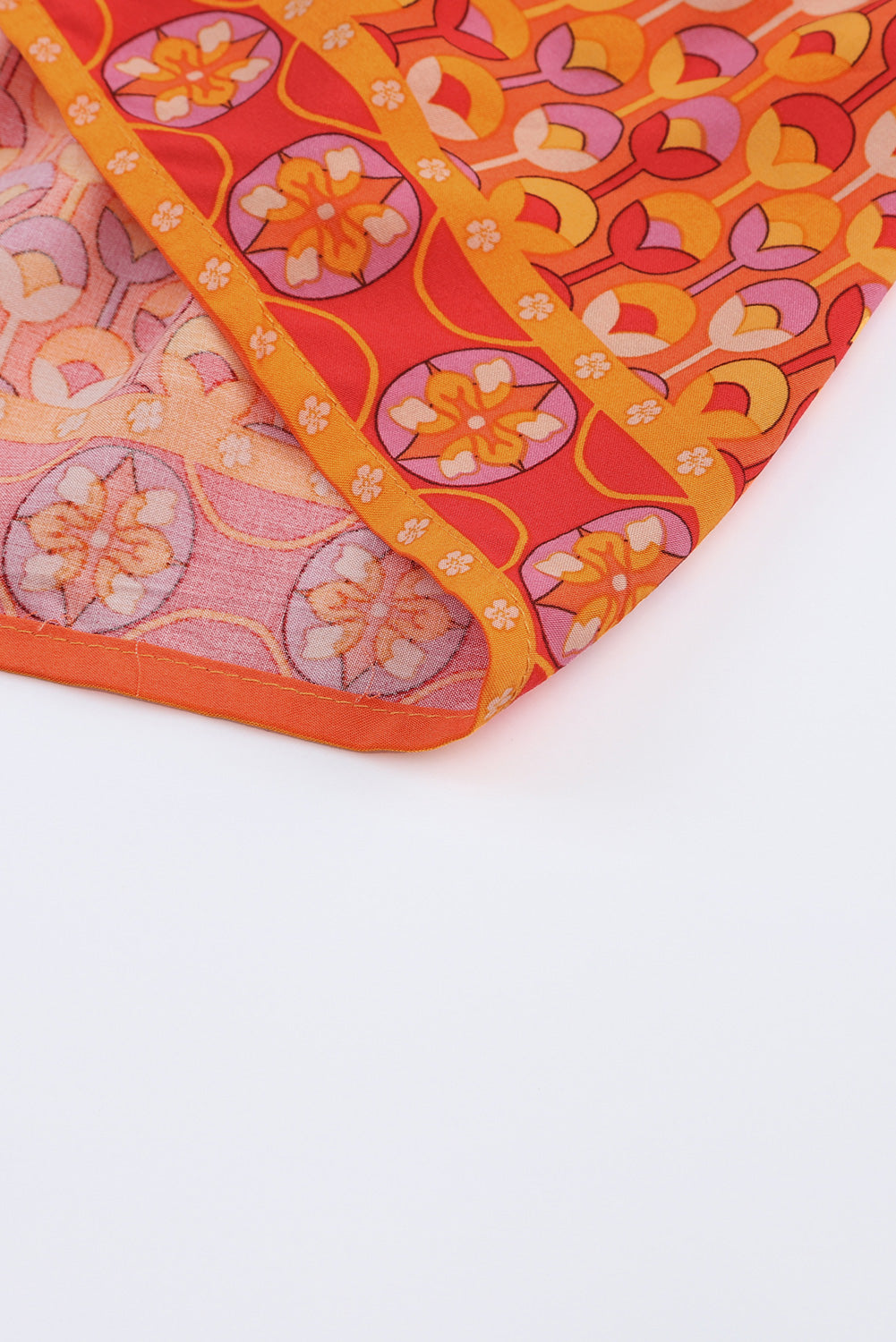Orangefarbenes Boho-Maxikleid mit Blumenmuster, gesmokter Taille und Schlitz