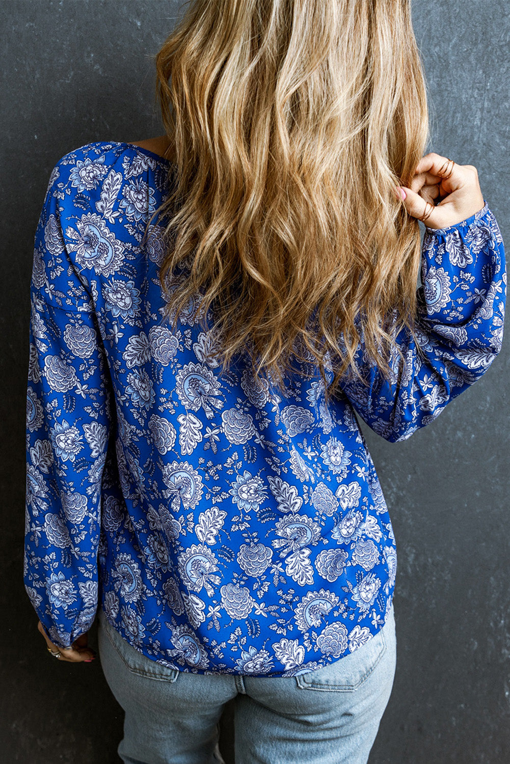 Modra bluza z dolgimi rokavi z v-izrezom in cvetličnim vzorcem