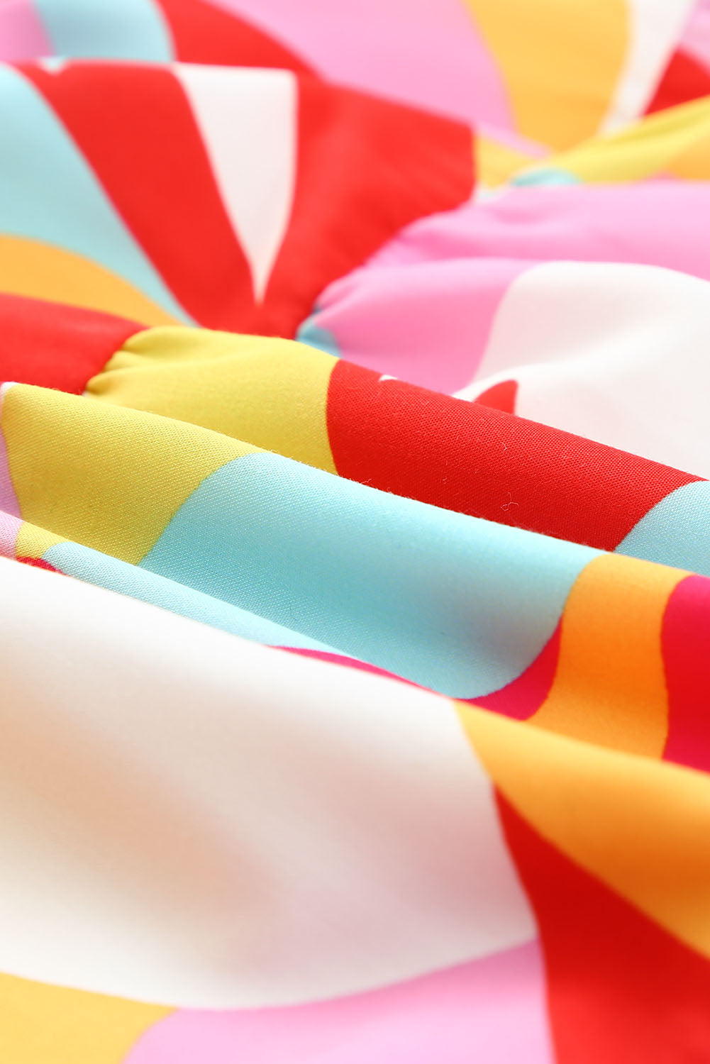 Mini-robe babydoll smockée à imprimé géométrique multicolore