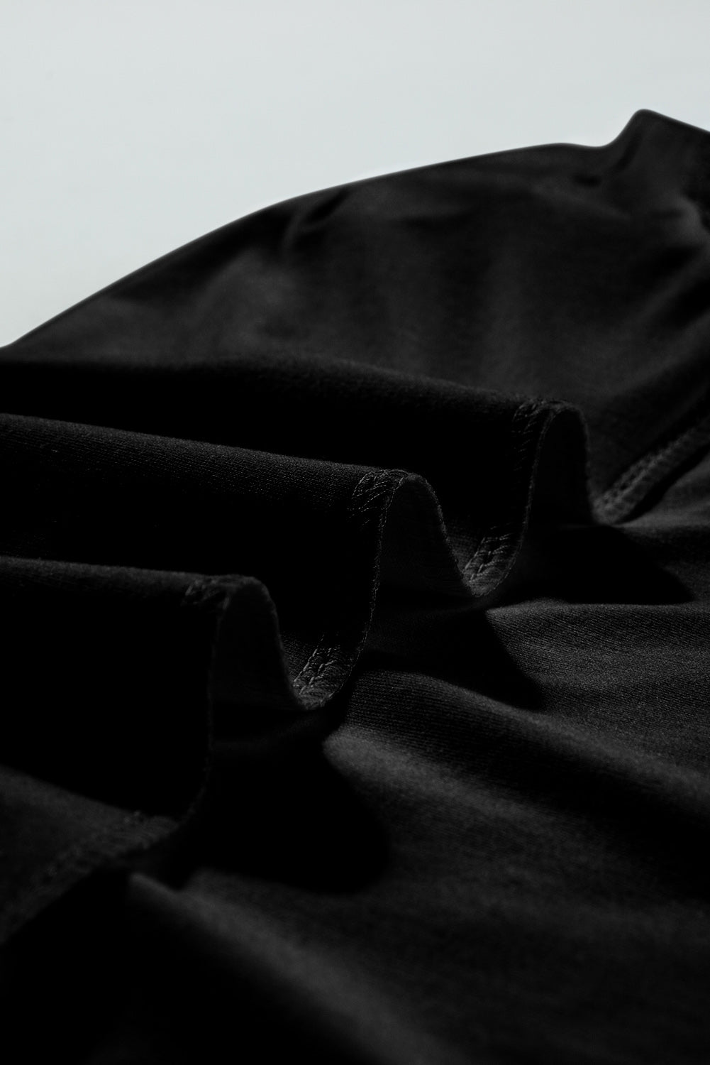 Črna majica z šivi in ​​kontrastnimi čipkastimi raglan rokavi