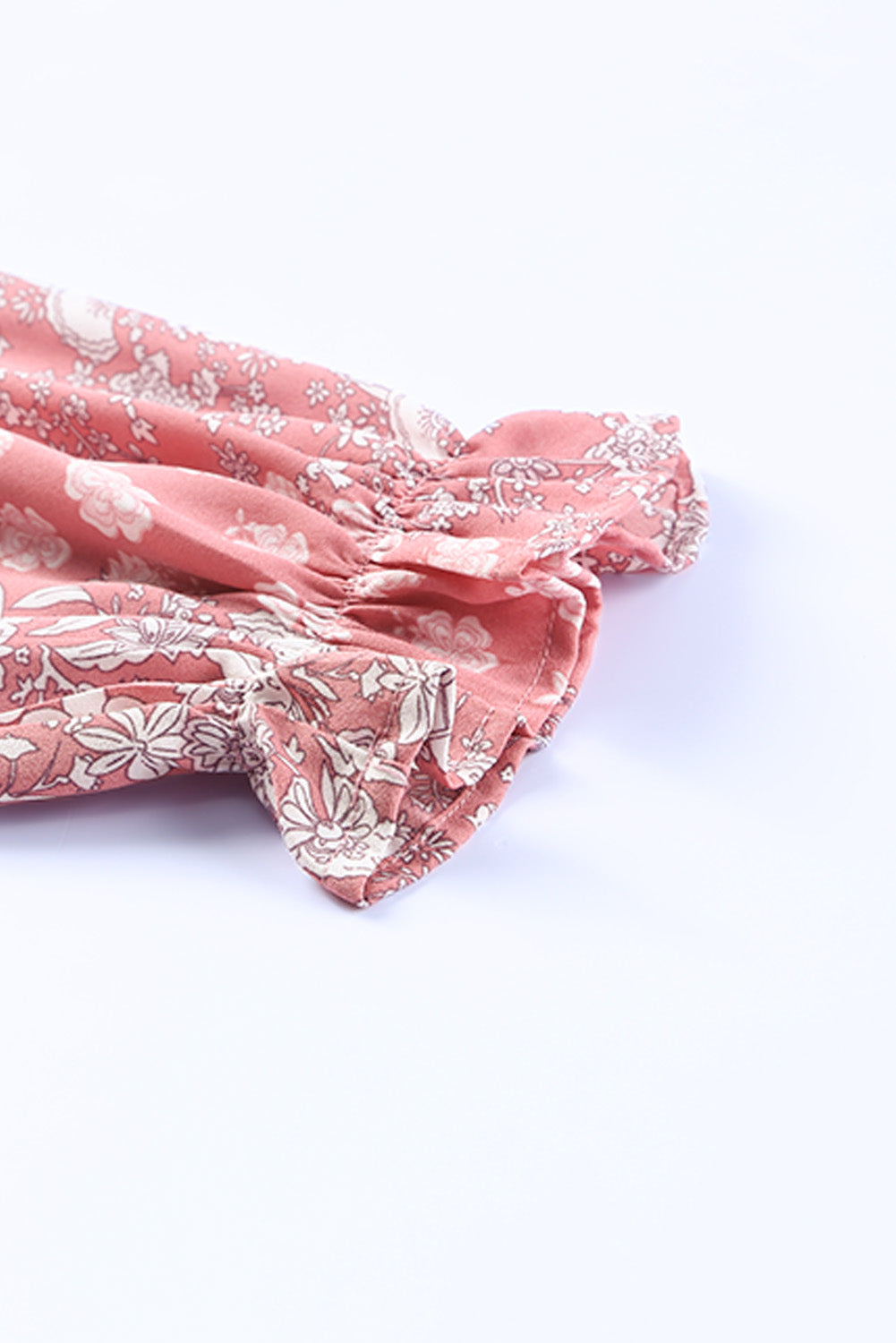 Rosafarbene Bluse mit böhmischem Aufdruck, Puffärmeln, kurvigem Schößchen