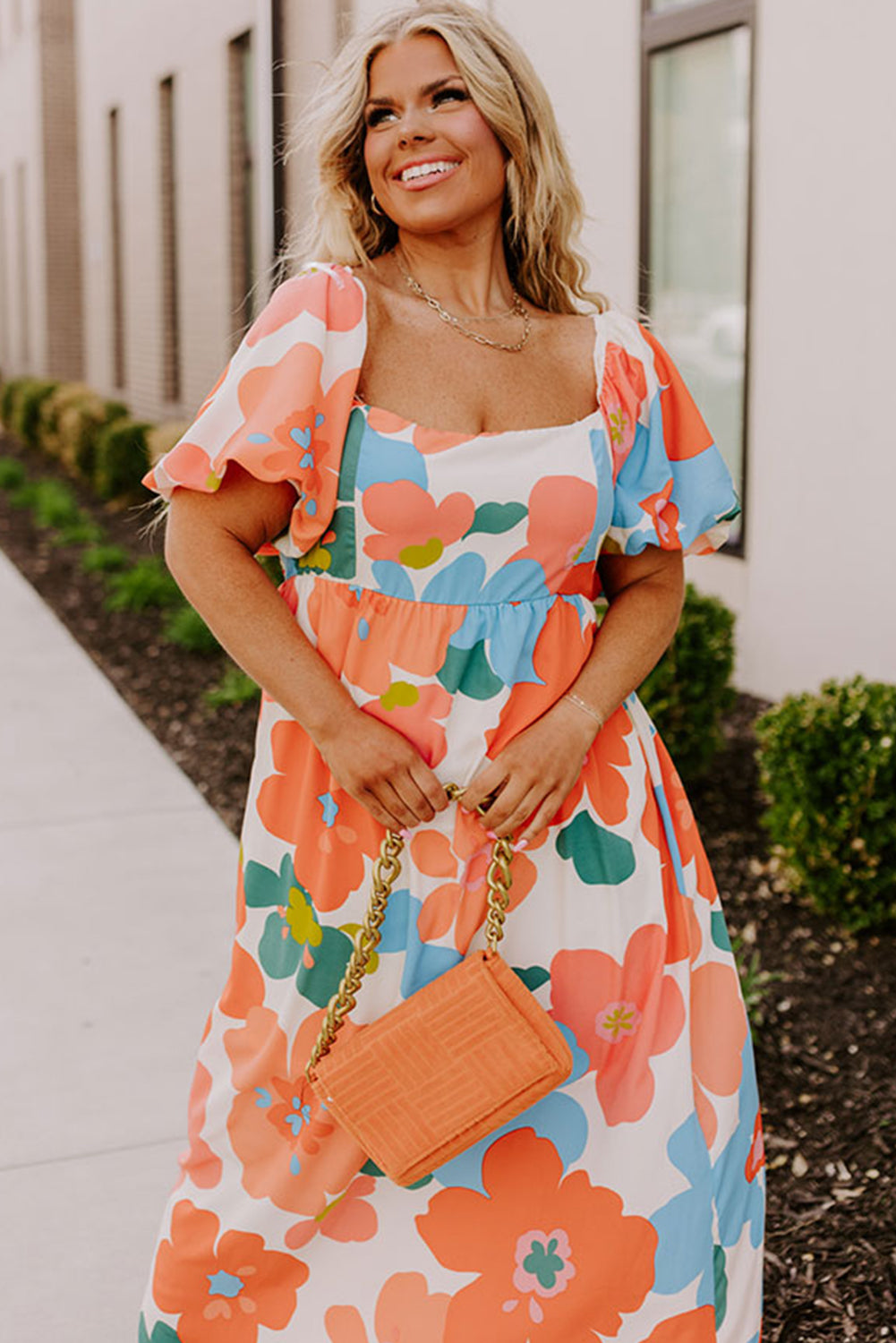 Narančasta maksi haljina s cvjetnim uzorkom i kvadratnim izrezom velike veličine