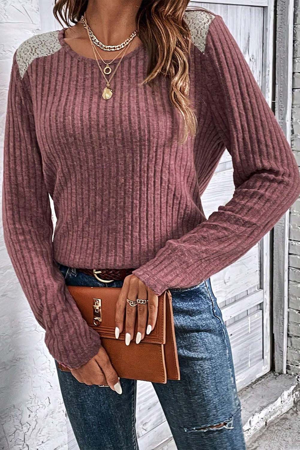 Rožnat rebrast pleten pulover s čipkastimi našitki na ramenih za prosti čas