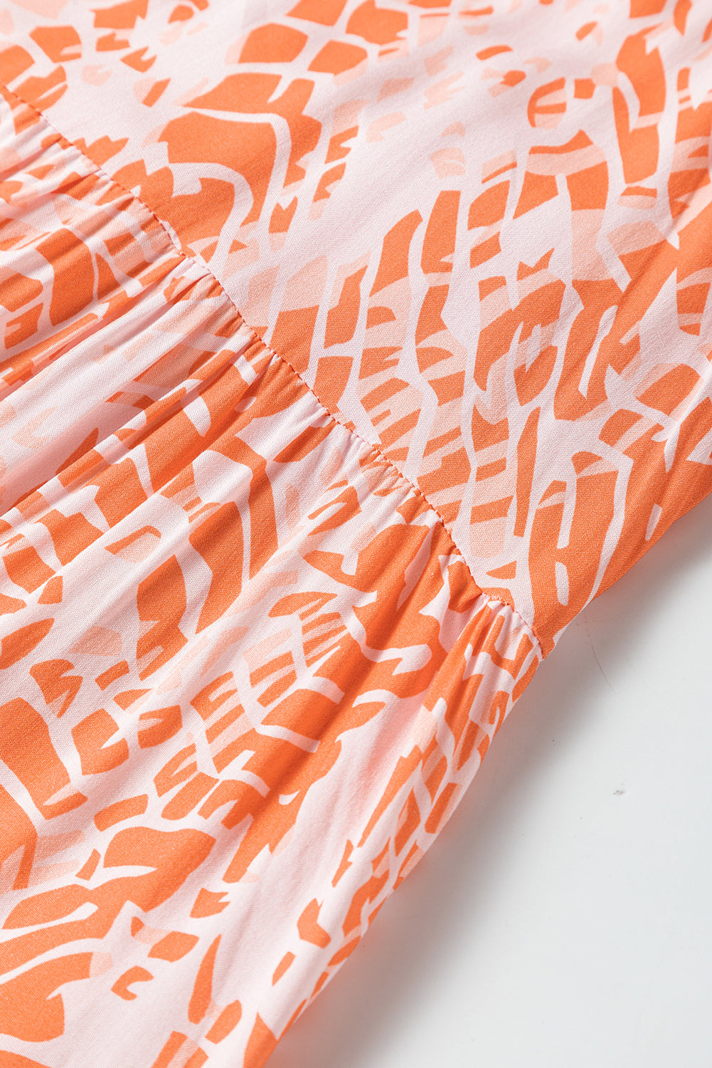 Robe longue à imprimé abstrait et bretelles spaghetti dos nu à plusieurs niveaux orange