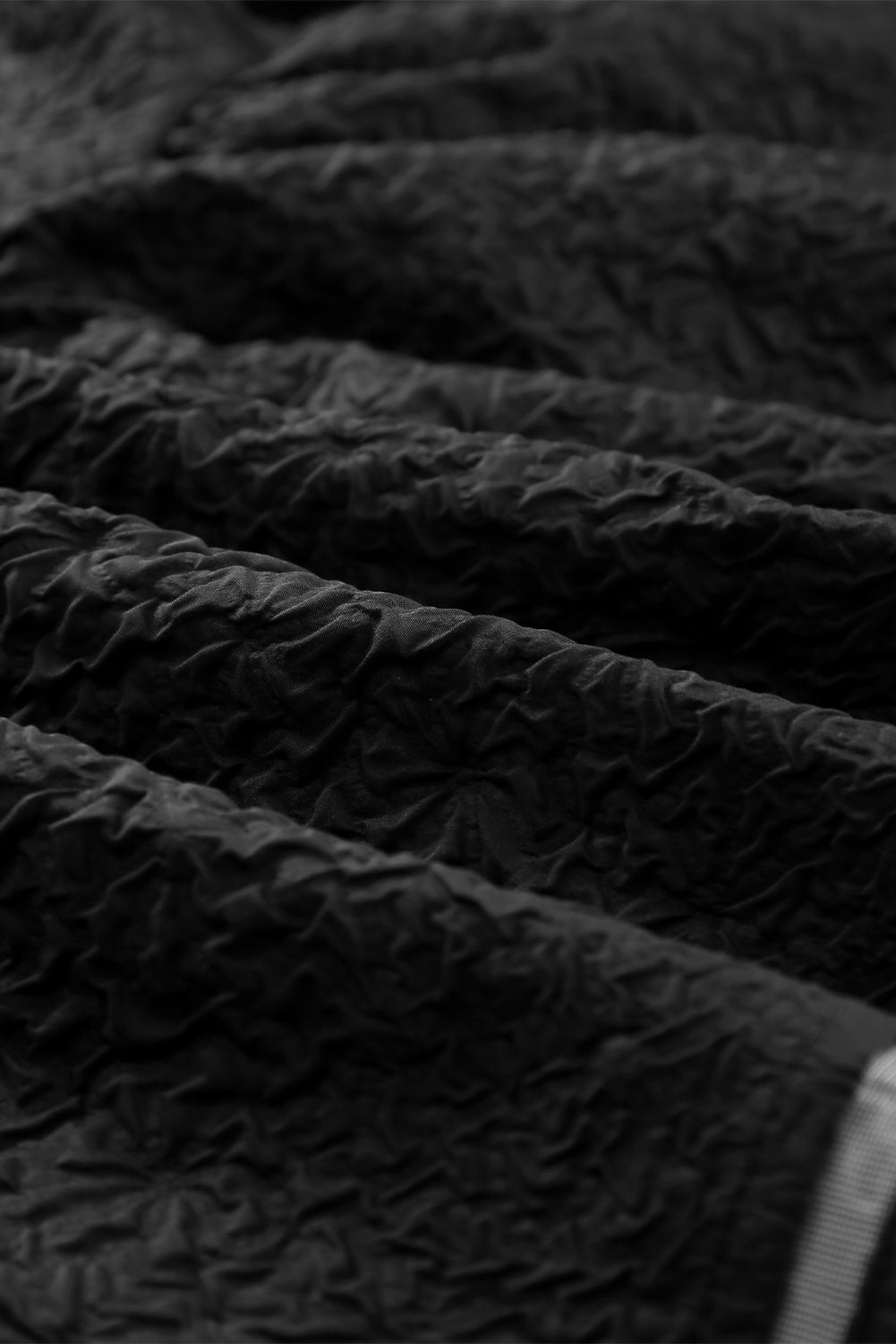 Schwarze, strukturierte Bluse mit eckigem Ausschnitt, Puffärmeln und Schößchen