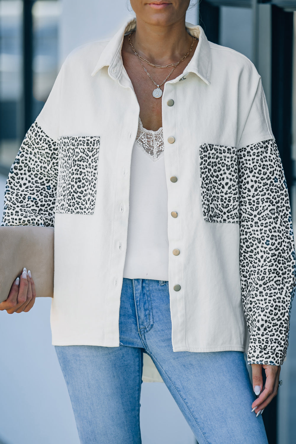 Giacca in denim leopardato bianco a contrasto