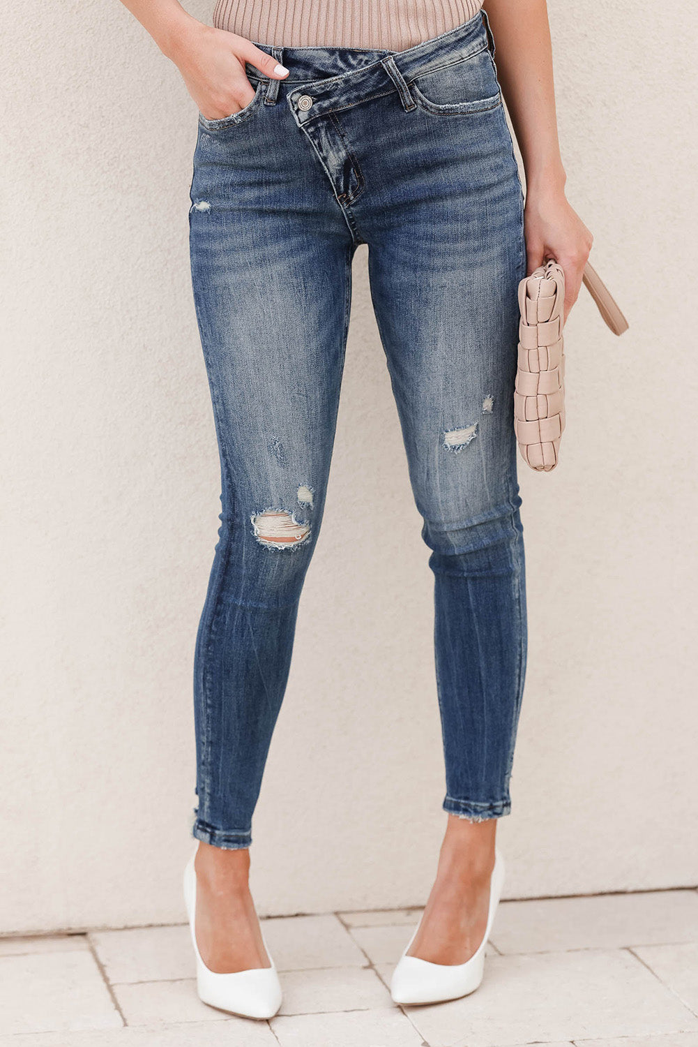 Himmelblaue, asymmetrische Skinny-Jeans mit Knopf und Reißverschluss im Used-Look