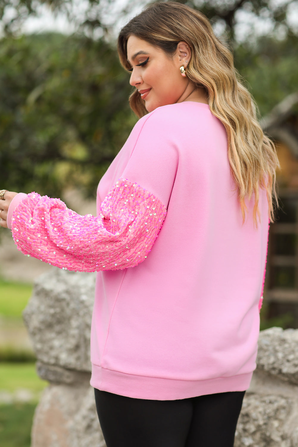Roza pulover velike velikosti z bleščicami in spuščenimi rameni