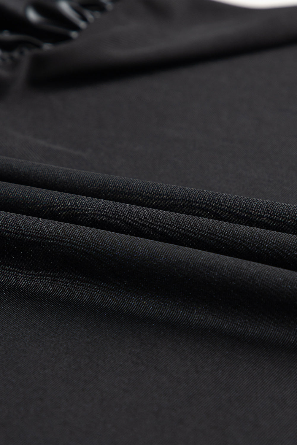Črna majica z napihnjenim iz umetnega usnja s kratkimi rokavi z lažnim ovratnikom