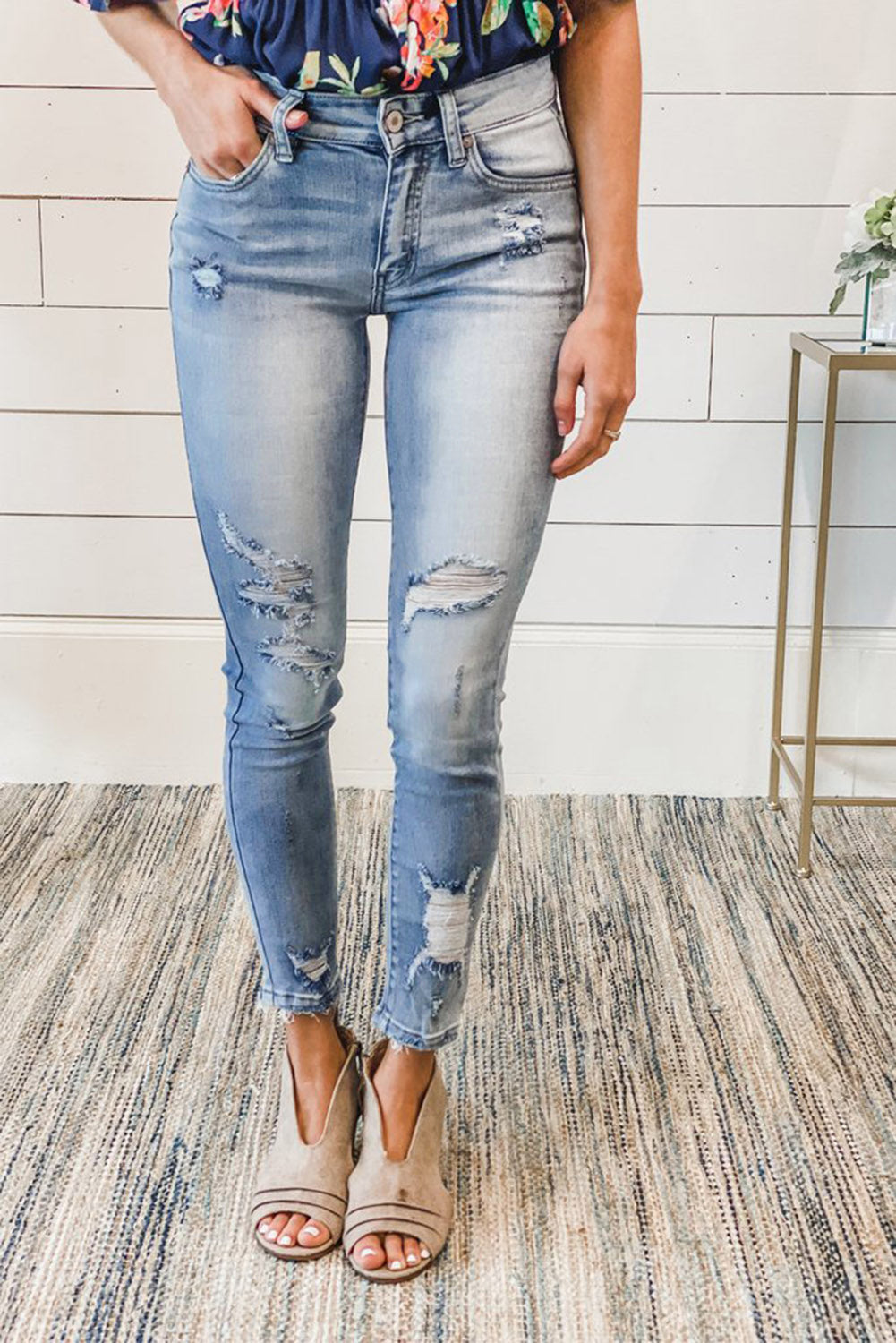 Distressed-Jeans mit mittlerer Leibhöhe