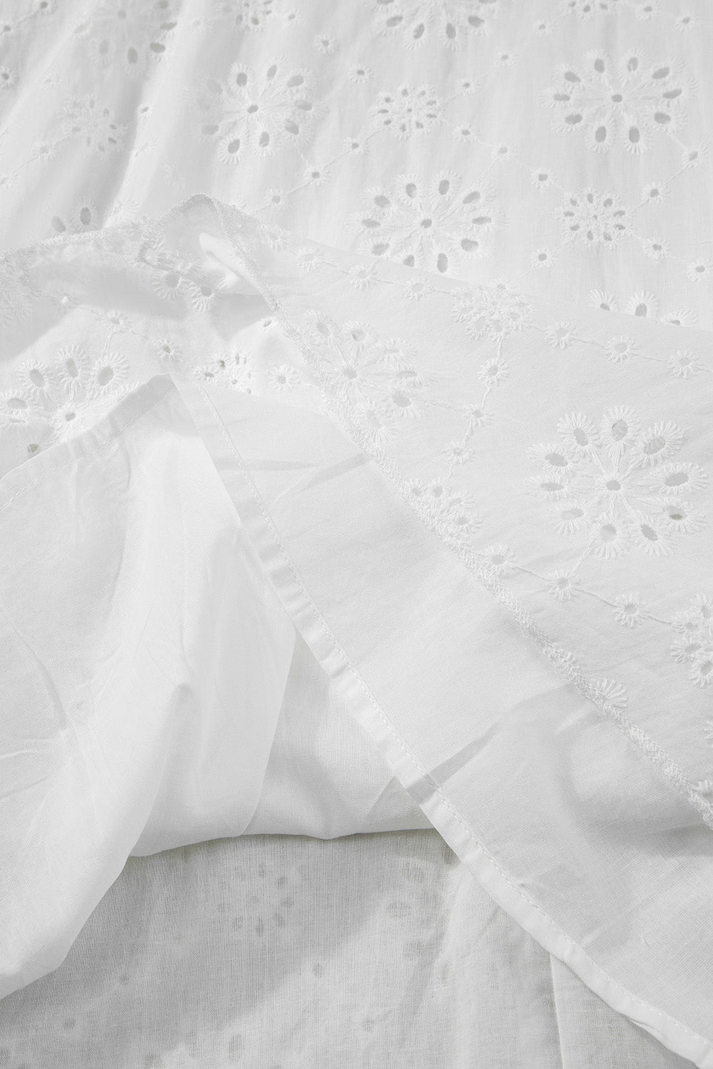 Weißes, ärmelloses Boho-Kleid mit Lochmuster und Neckholder