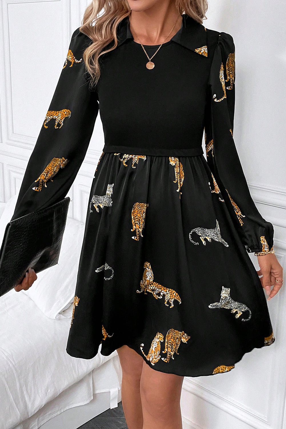 Schwarzes, langärmliges Swingkleid mit lebendigem Leopardenmuster
