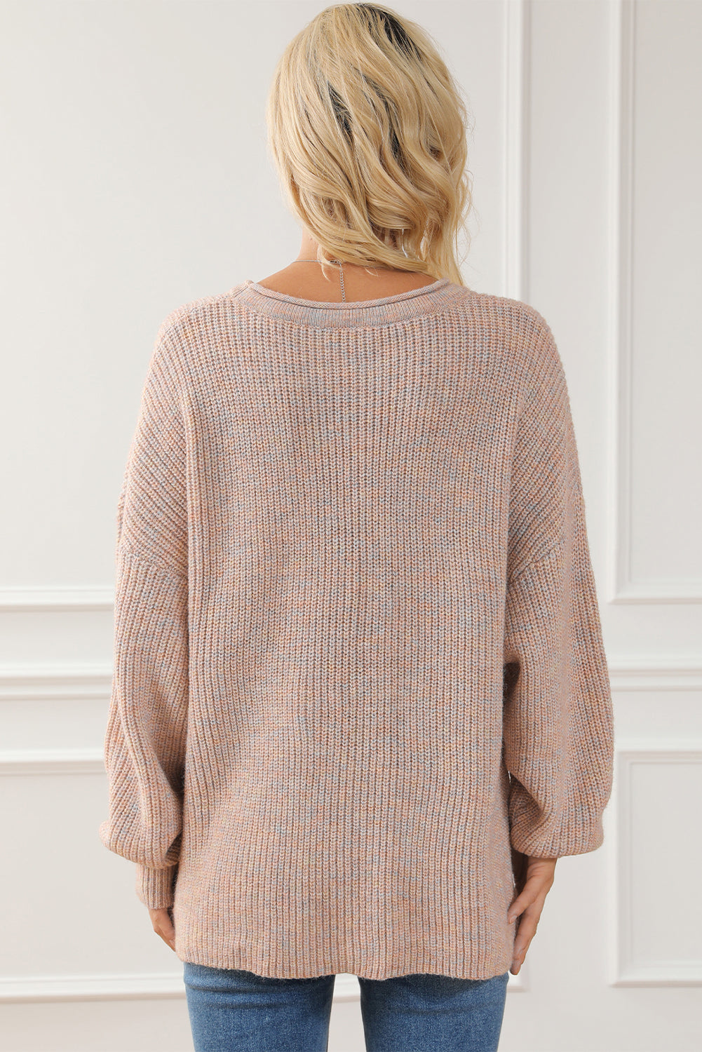 Večbarvni zvit pulover z okroglim izrezom in spuščenimi rameni