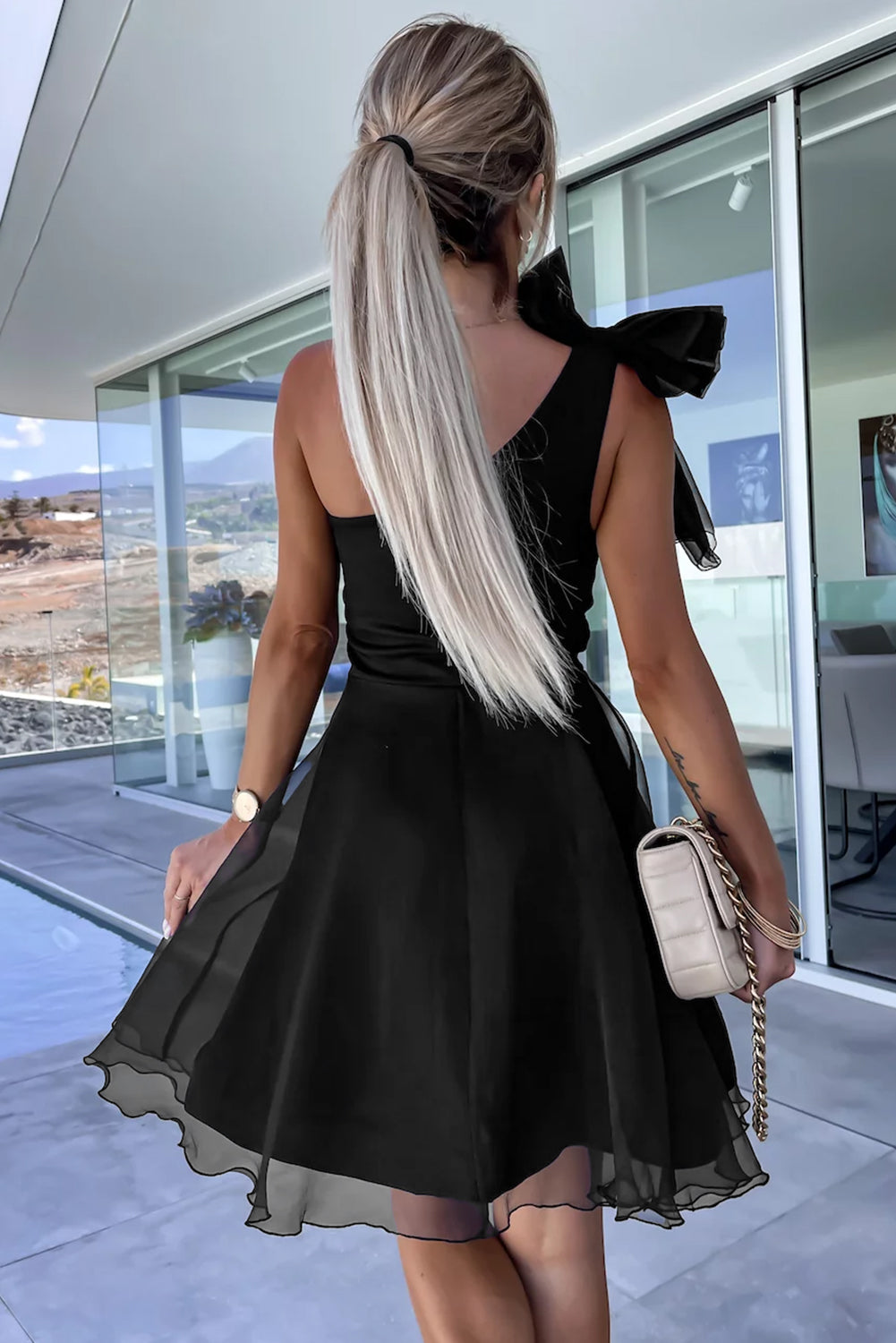 Crna klizačka haljina od tila na jedno rame s leptir-mašnom