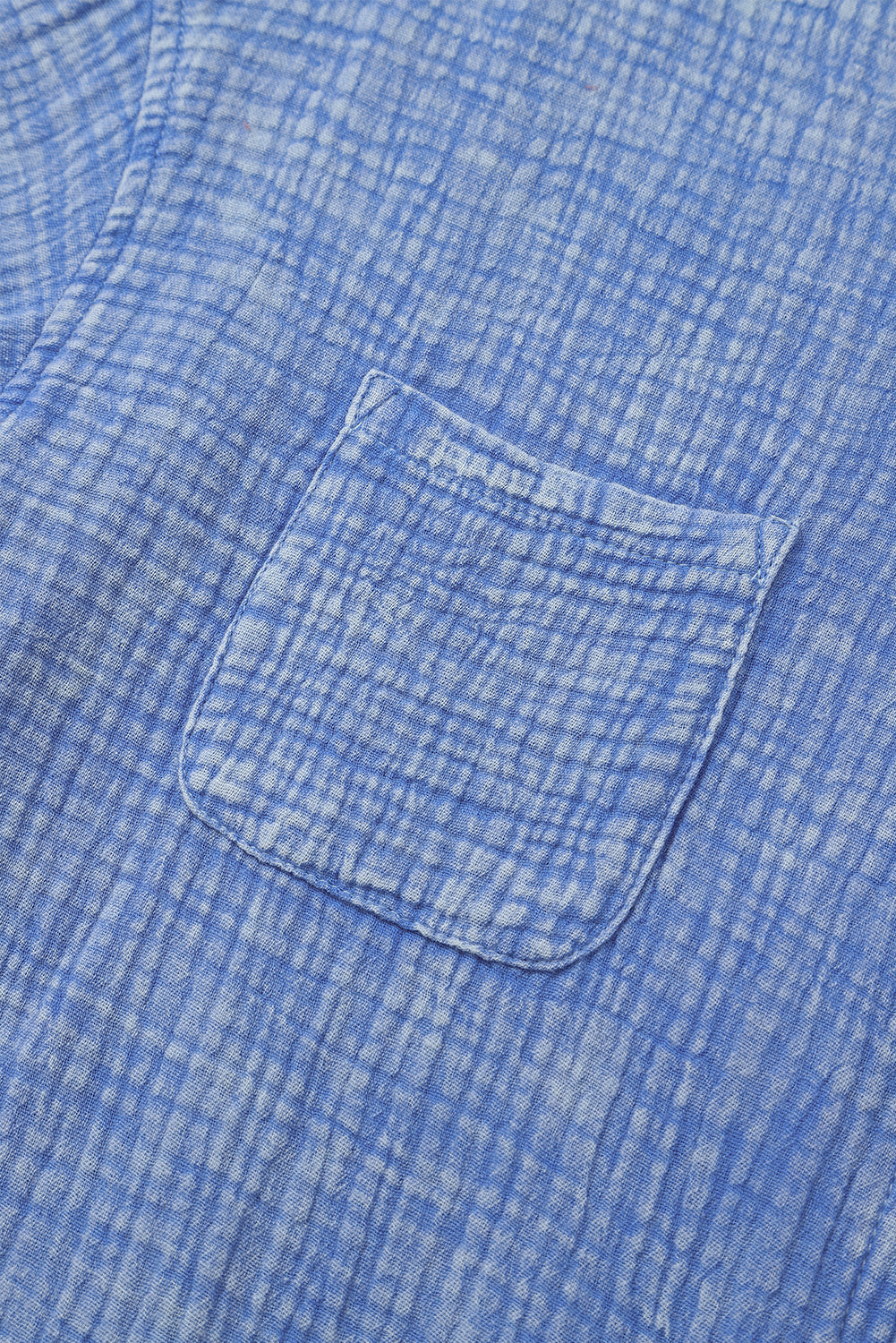 Nebesko plava košulja s džepovima na prsima s ispranom mineralnom teksturom