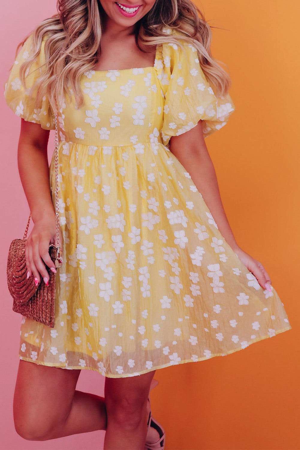 Žuta boho mini haljina s cvjetnim jacquard puf rukavima i četvrtastim izrezom