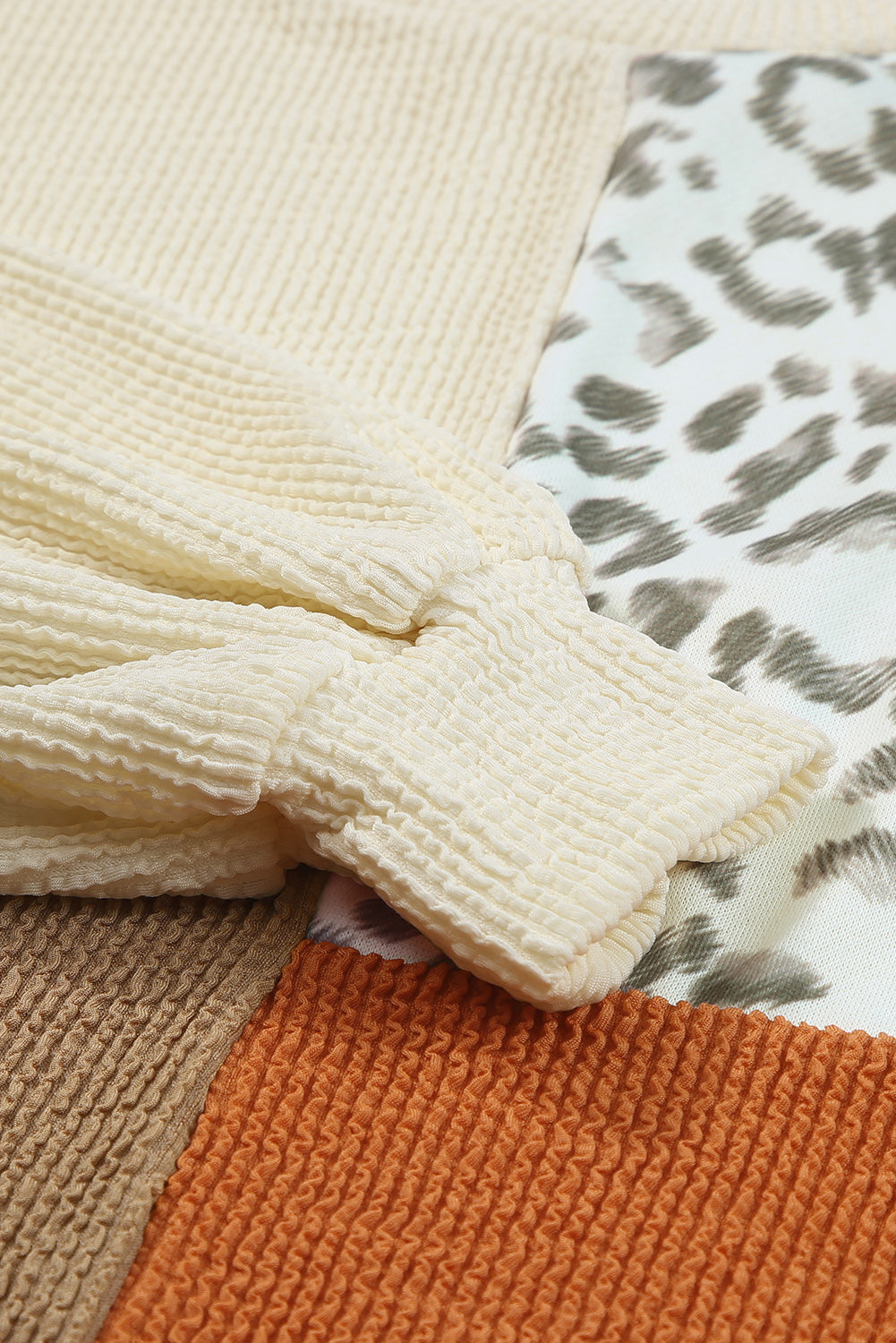 Top a maniche lunghe a coste color block patchwork leopardato kaki
