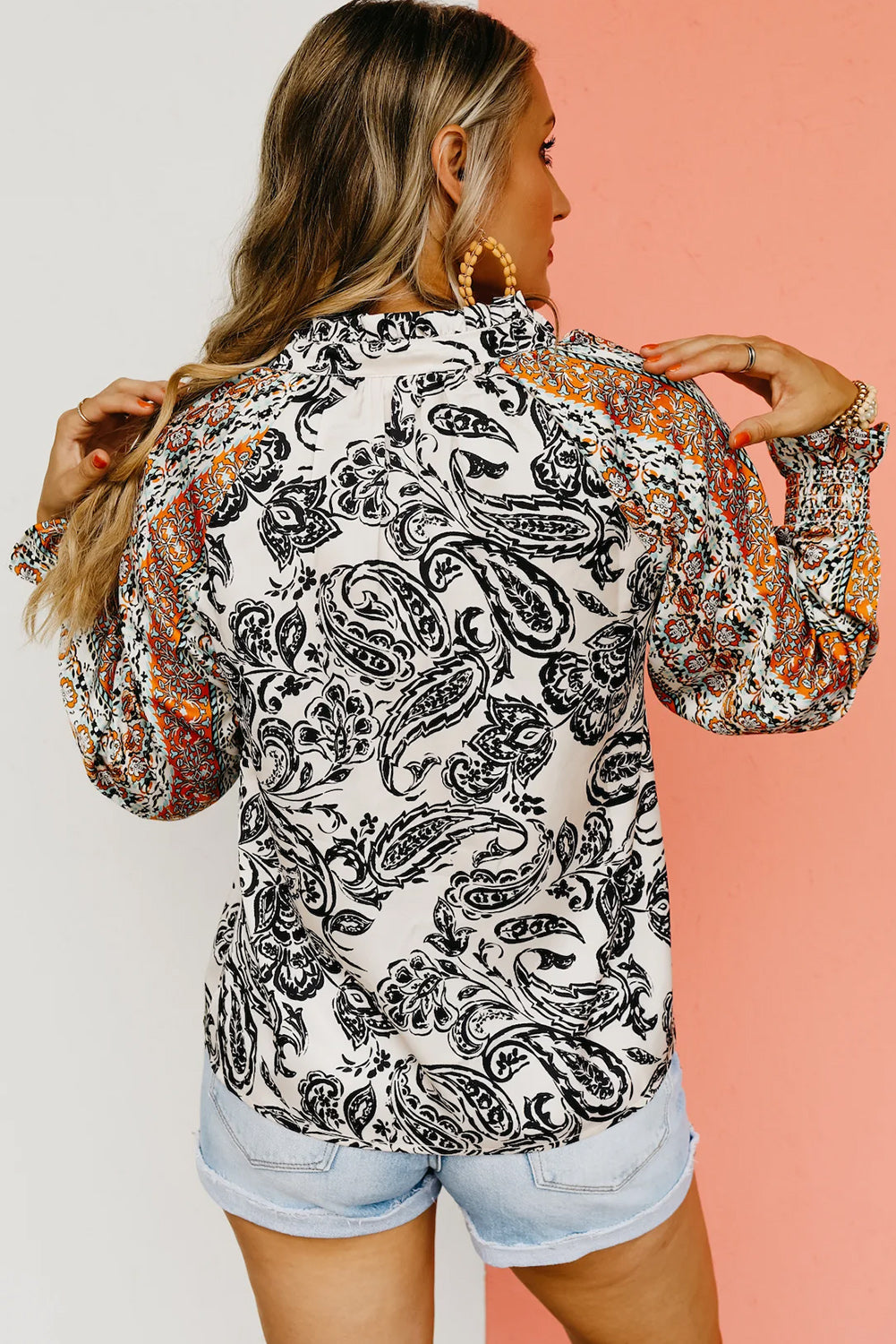 Hellweiße Bluse mit V-Ausschnitt und Volantärmeln mit abstraktem Print und Quasten