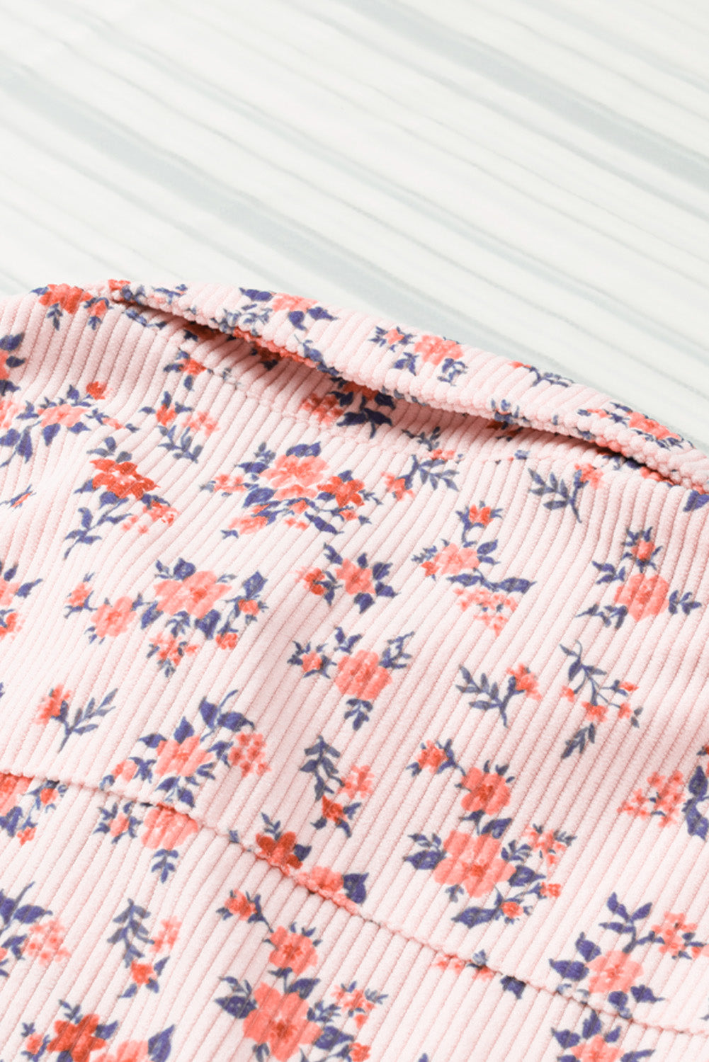 Rožnata srajčna obleka s cvetličnim vzorcem in kratkimi rokavi