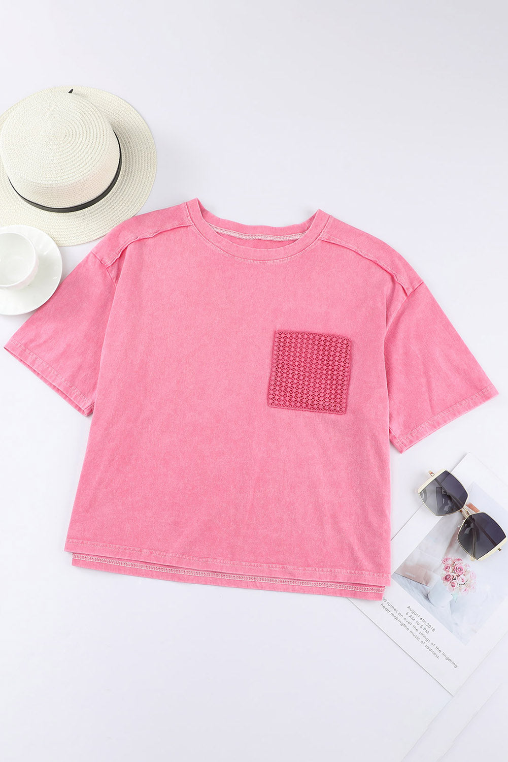 Rosafarbenes T-Shirt mit aufgesetzter Tasche und Spitze in Acid-Waschung