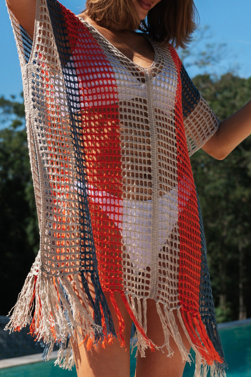 Mehrfarbig gestreiftes Strandkleid mit Häkelquasten und V-Ausschnitt