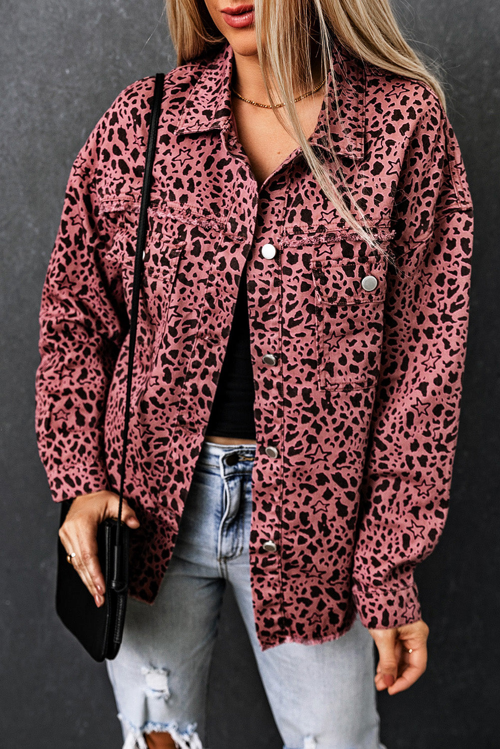 Geknöpfte Jeansjacke mit rosa Sternen- und Tierfleckenmuster
