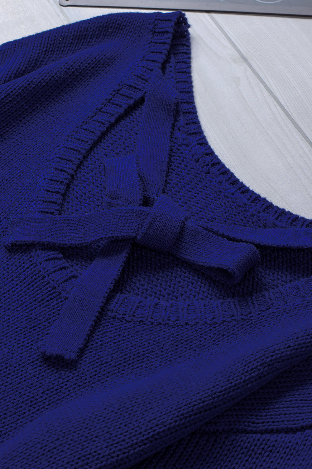 Plavi izrezani džemper s spuštenim leđima i kravatom